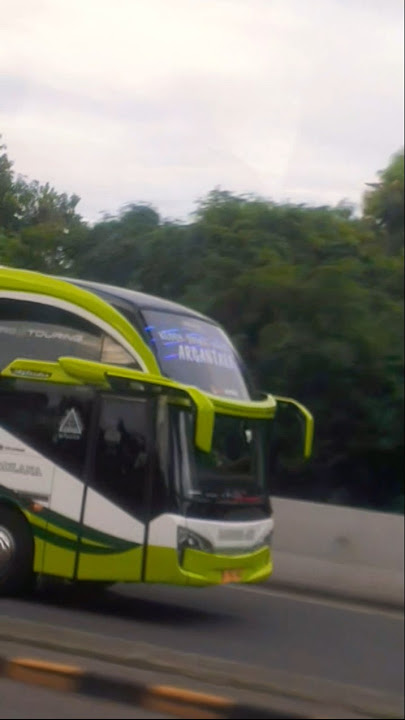 Bus Kalingga Jaya ngebut di tol Cipularang