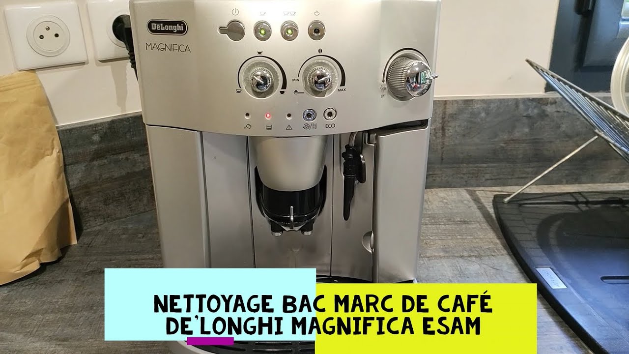 Nettoyer le bac de marc de café de la machine De'Longhi Magnifica ESAM 