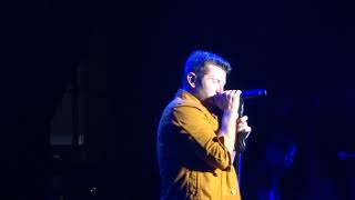 Brett Eldredge sing "Cycles" live at the Pacific Amphitheatre