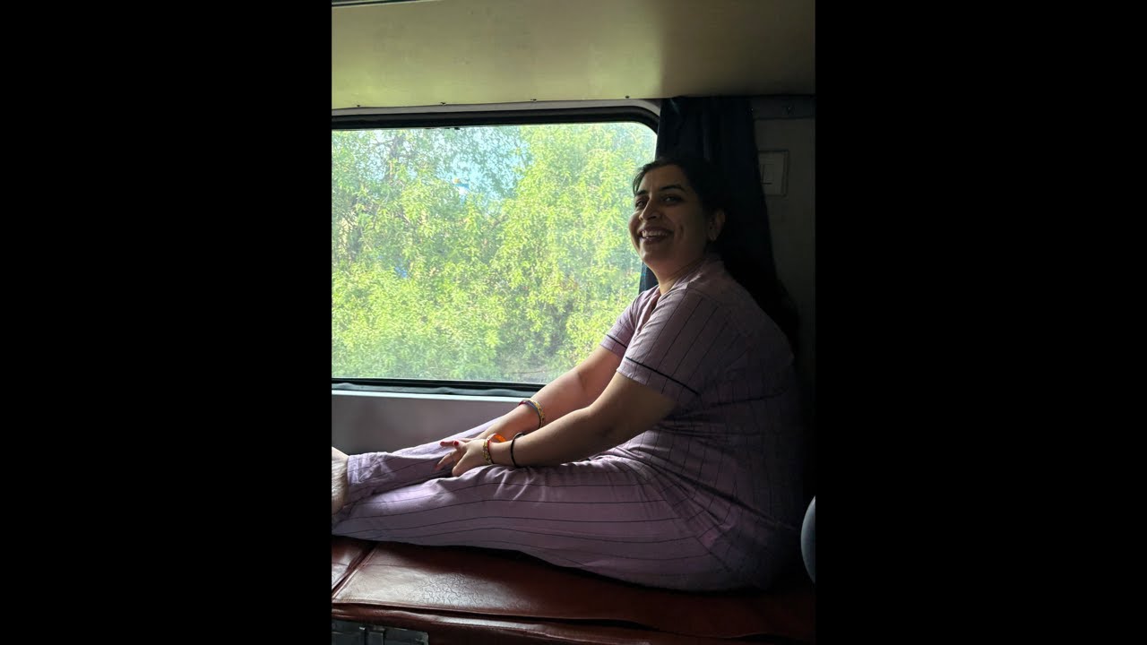 Rajdhani train 1 ac coach kesa dikhta hai live dekhein