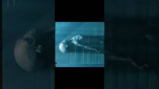 MUJER empieza a CAZAT a los ALIENS de su CASA #shorts #movie