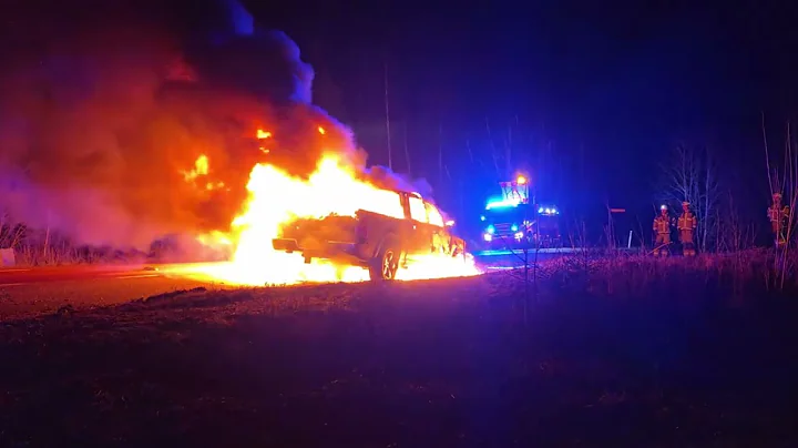 Ljusne: Bilbrand på väg 633