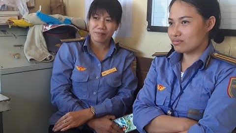 2 nữ nhân viên đường sắt dũng cảm cứu bà cụ bị ngã trên đường ray khi tàu chạy tới