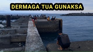Dermaga tua di pantai gunaksa