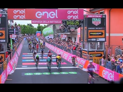 Video: Giro d'Italia 2018: Elia Viviani hardloop na die oorwinning op verhoog 2