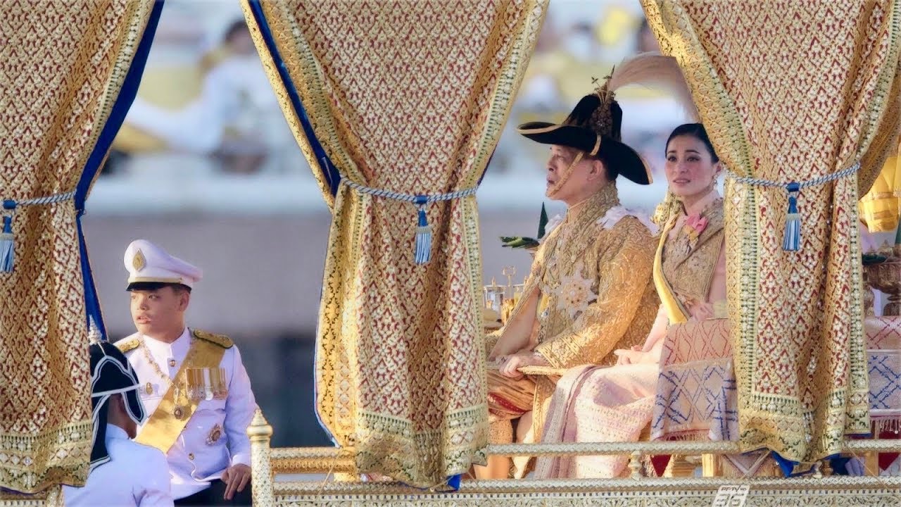 พระมหากษัตริย์ไทย 9 พระองค์  New  พระราชพิธีเสด็จพระราชดำเนินเลียบพระนคร โดย ขบวนพยุหยาตราทางชลมารค [1/2]