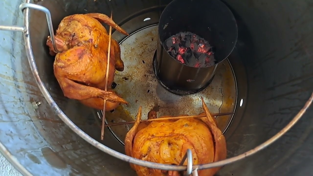 Pollo asado. en barril ahumador
