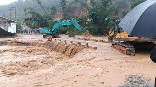News: Heavy rain causes flooding in Hmong village, pickup trucks sent to help