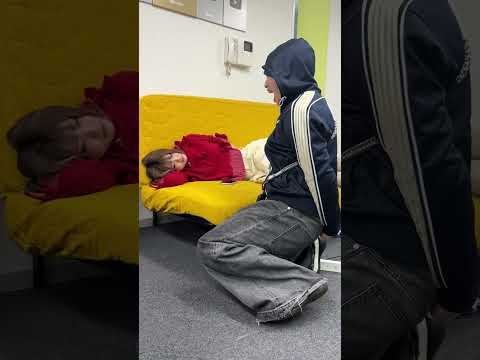 爆睡中の元JKを無理やり起こしてみたwwwww