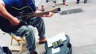 Raly Barrionuevo cantó con un músico callejero en plena peatonal