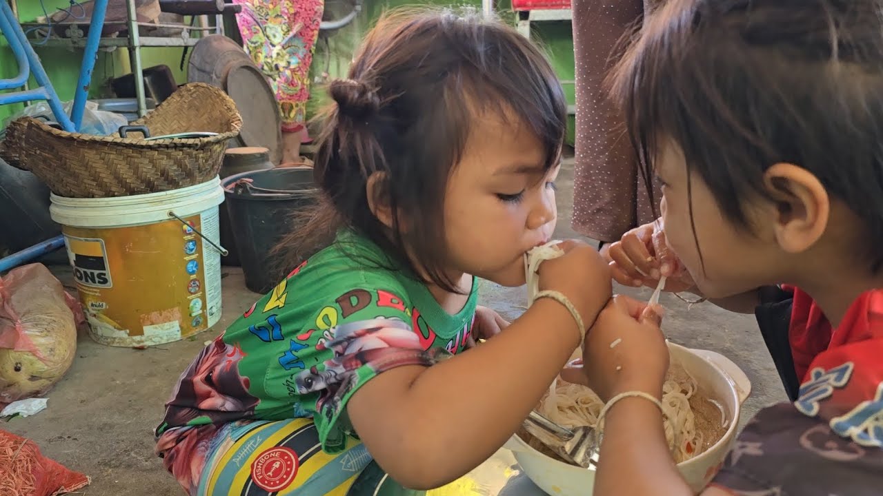 ความหิวของเด็กน้อย‼️ครอบครัวลูก 8.‼️อีน้อยๆมันเก่ง กินเองได้