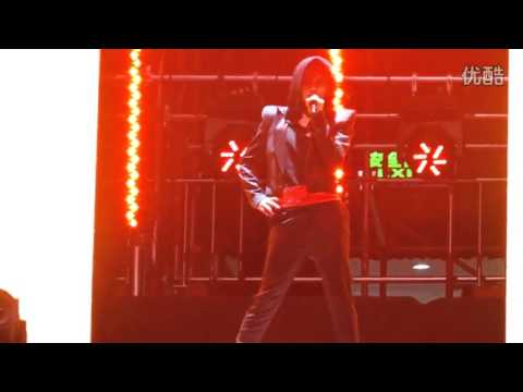 張杰2012深圳演唱會之love the way you lie~模仿rihanna蕾哈娜 ~可看到人 .avi