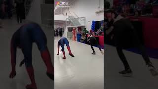 Homem-aranha fazendo espacate