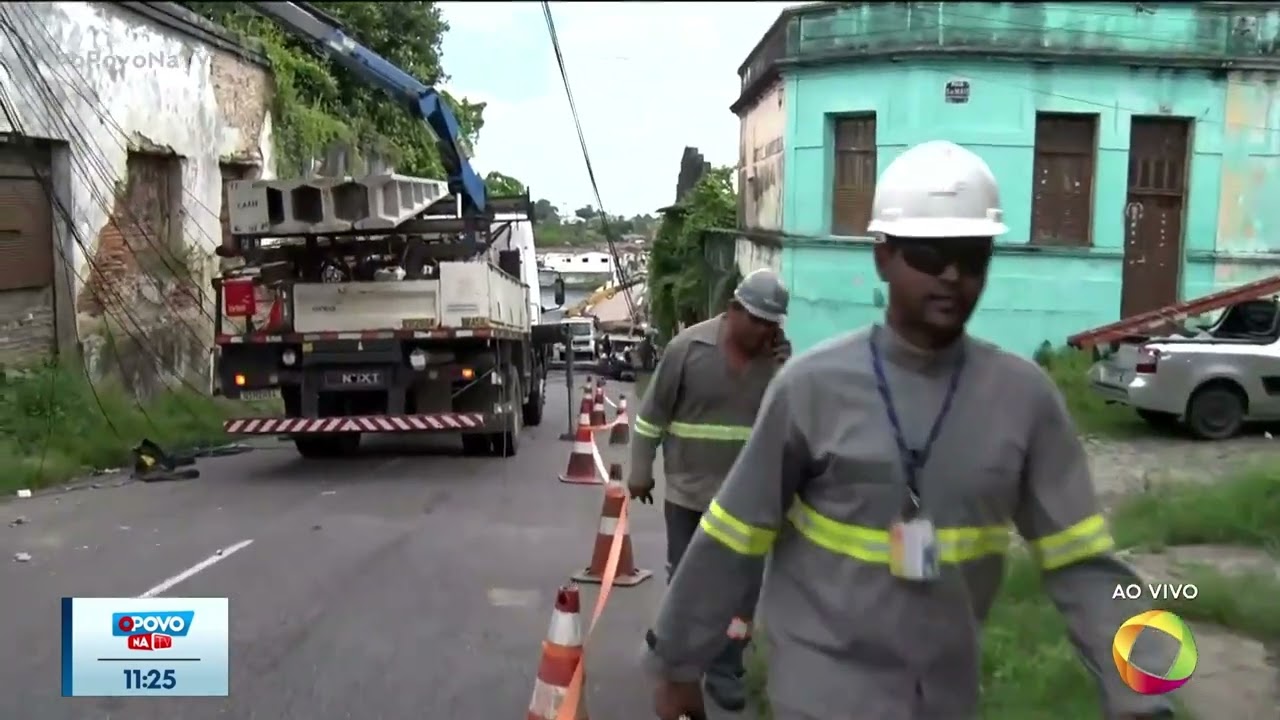 Rua da República: postes e fiações caem no Varadouro - O Povo na TV