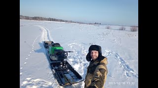 Мото толкач проходимый пухляк на снегу с глубина снега почти до колени 60 см