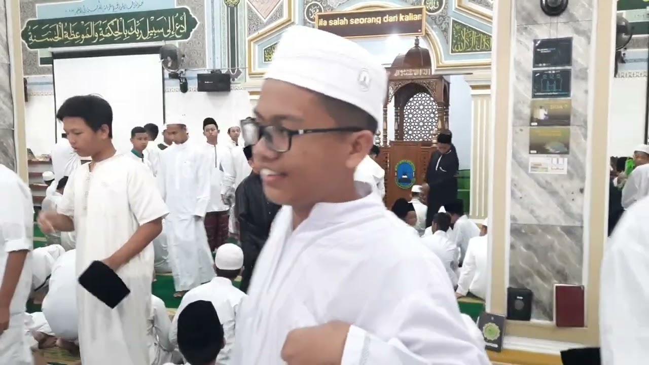 Kampus Pondok pesantren Husnul Khotimah Kuningan | Sekaligus Membersamai anak anak ikut sholat jumat