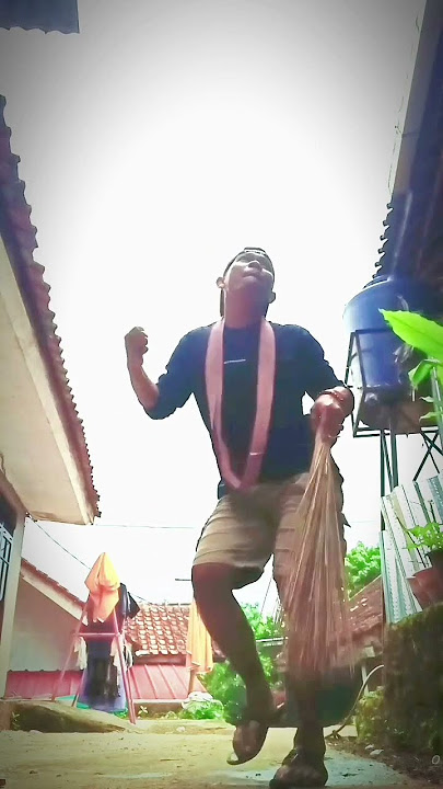 ga tahan kalau dah Denger musik si pinggul langsung pingin goyang aja 😂#jogetwelut #jogetseru #lucu