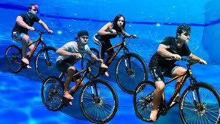 CORRIDA DE BICICLETA EMBAIXO DA PISCINA ! - Teens fun / Maloucos