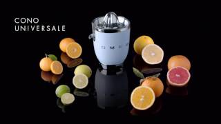 Video: Smeg CJF01WHEU Bianco Lucido 50's Style Spremiagrumi Filtro Inox Vaschetta Beccuccio