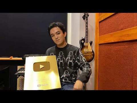 [SUB] Dimash received the YouTube Golden button! Димаш получил Золотую кнопку от Ютуба!