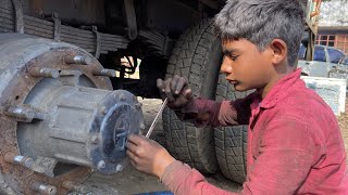 Truck hub greasing | truck rear wheel hub greasing skills | truck mechanic | Indian truck