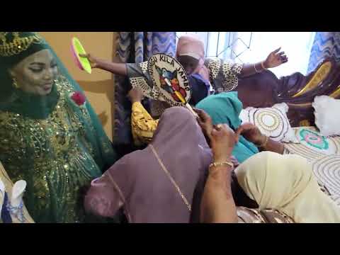 WAZIGUA RAHA SANA ANGALIA BWANA HARUSI AKIFURAIYA TAMADUNI YAO