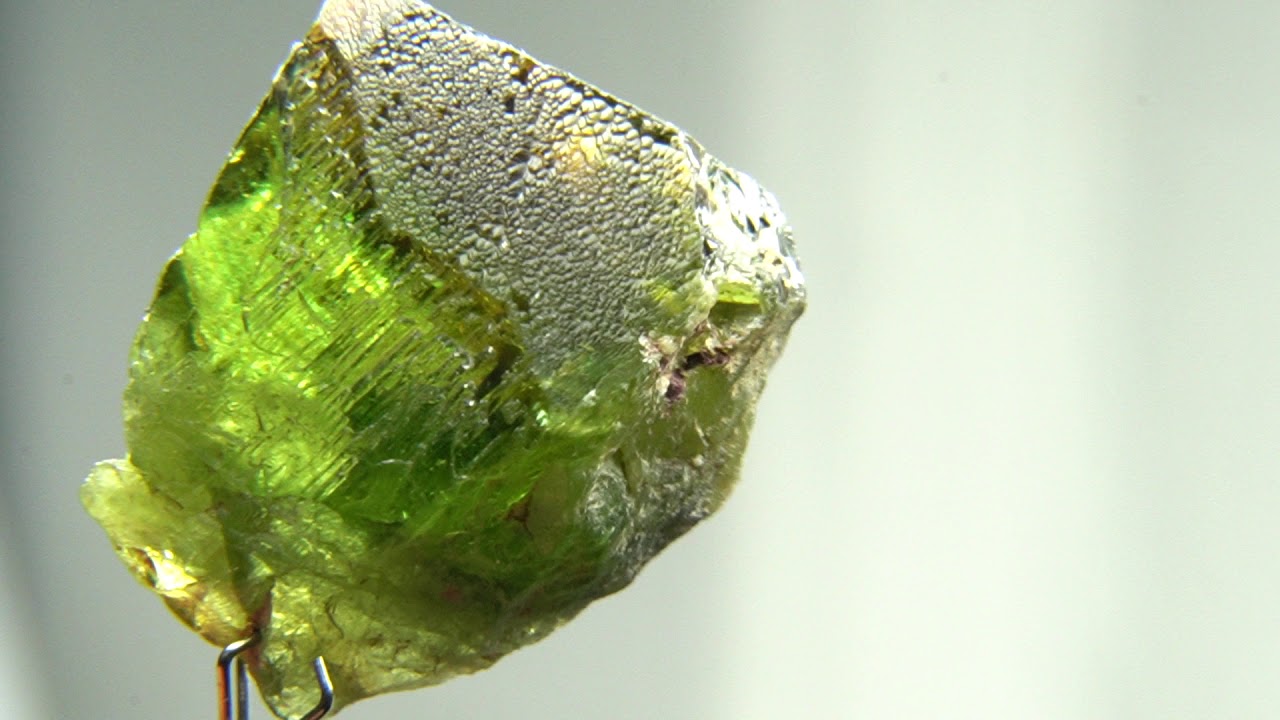 30 29ct Chrome Sphene