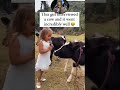 Capture de la vidéo This Girl Interviewed A Cow #Cow #Interview #Girl #Shorts