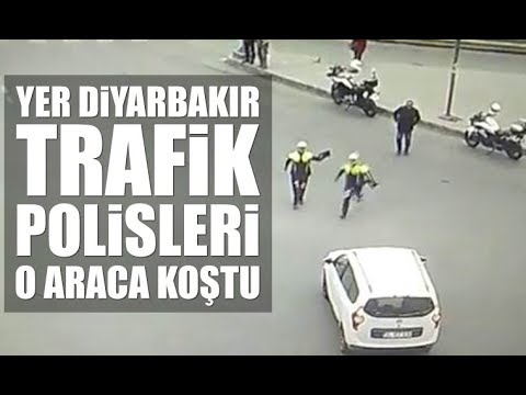 Diyarbakır’da trafik polisleri bir anda meydanda duran araca koştu.