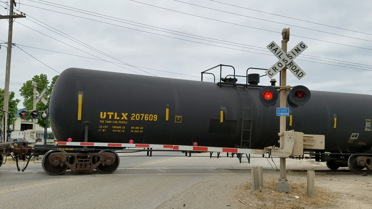 Fruitridge Road Railroad Crossing, UP 791 YSR62r Local Forward and Reverse Switching, Sacramento CA