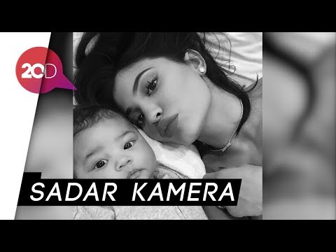 Video: Selfie Pertama Kylie Jenner Dan Anak Perempuan Stormi