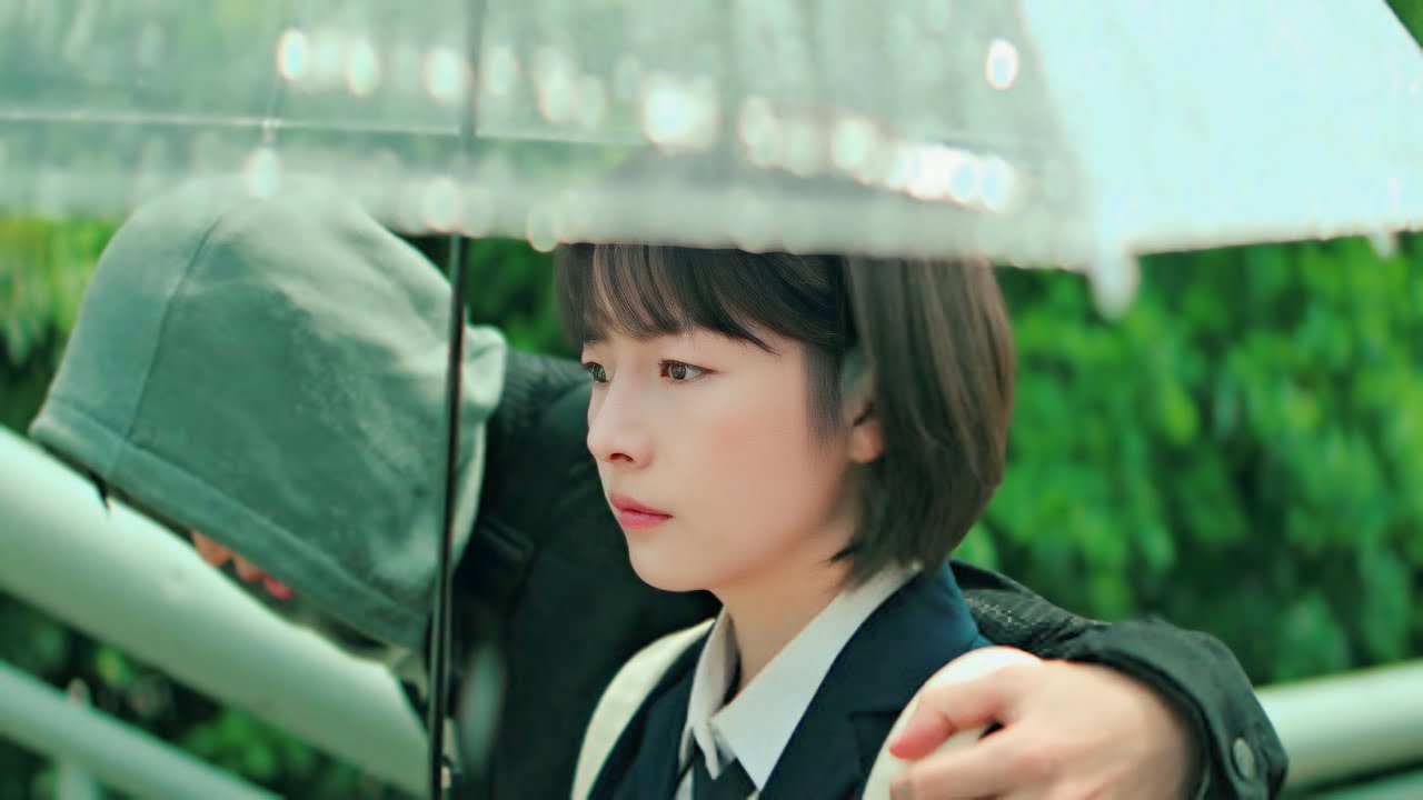 بنت جميله بتروح مدرسه جديده بيتنمروا عليه فبيتصدموا ان اوسم طالب بيدافع عنها وبيرتبط بيها ملخص مسلسل