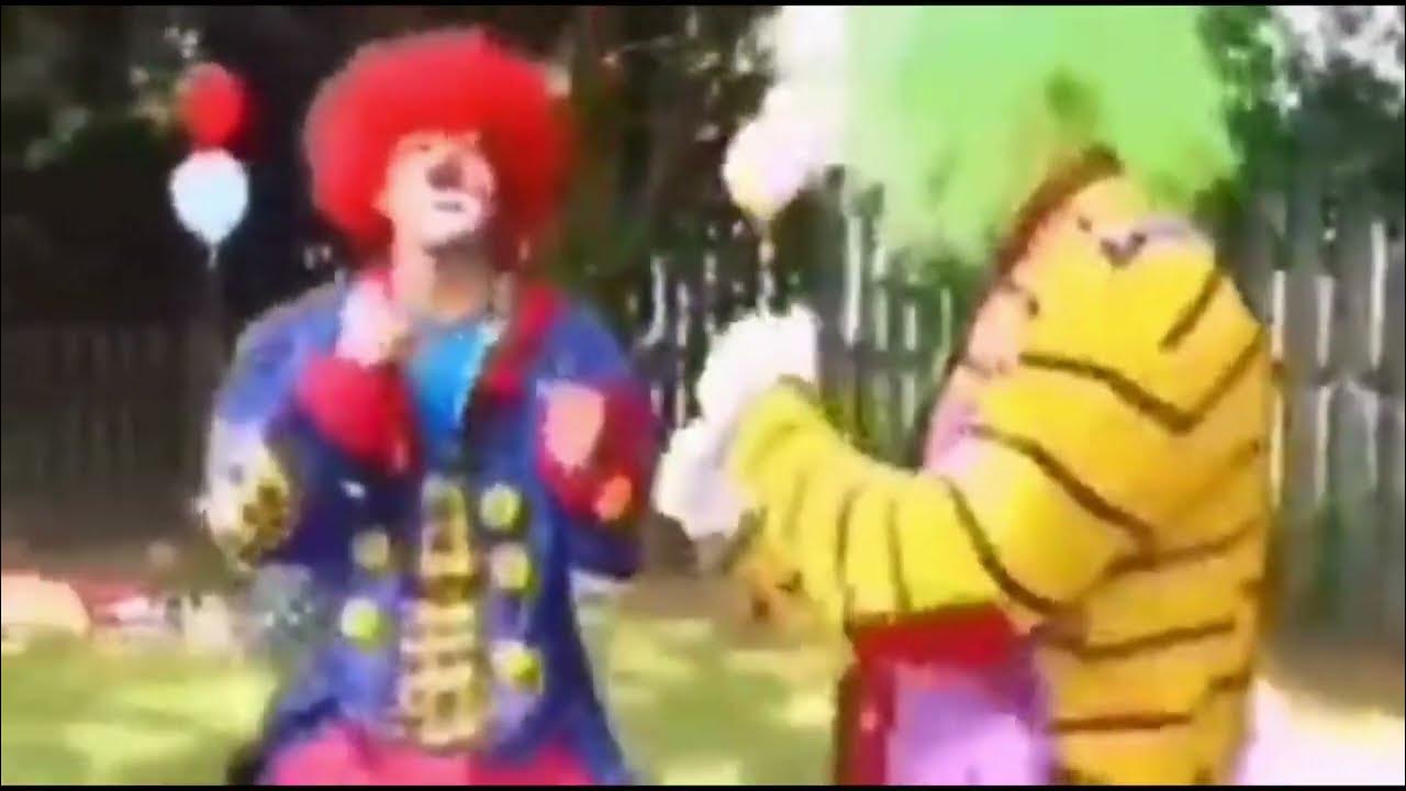 Битва клоунов. Клоун в цирке. Клоуны дерутся. Битва клоунов. Битва клоунов.