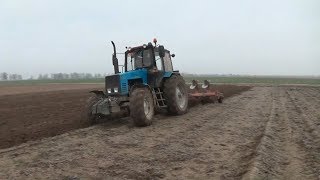 МТЗ 1221 пашет по морозу МТЗ 1221 пашет по морозу
