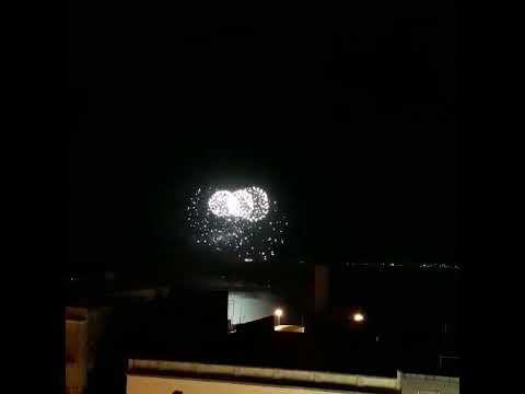 I fuochi d'artificio illuminano il cielo di Cagliari