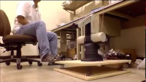 Robust trajectory tracking performance in the joint space of a moving-base manipulator