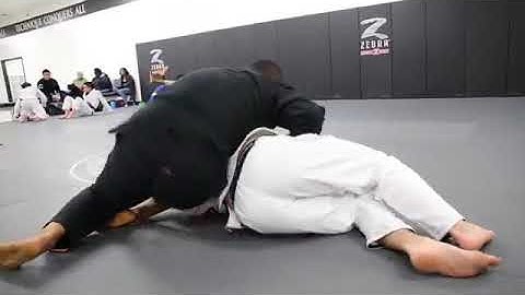 Lasso guard to Omoplata or Lasso guard to Triangle