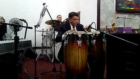 ICM.  Wilfredo Bravo Ramos tocando las congas