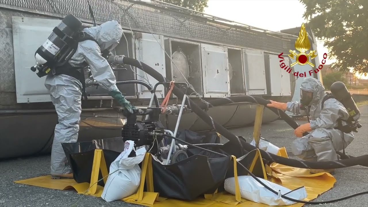 ALESSANDRIA - AUTOCISTERNA DI ACIDO SOLFORICO RIBALTATA SU SR10: NUCLEO NBCR IMPEGNATO NEL TRAVASO