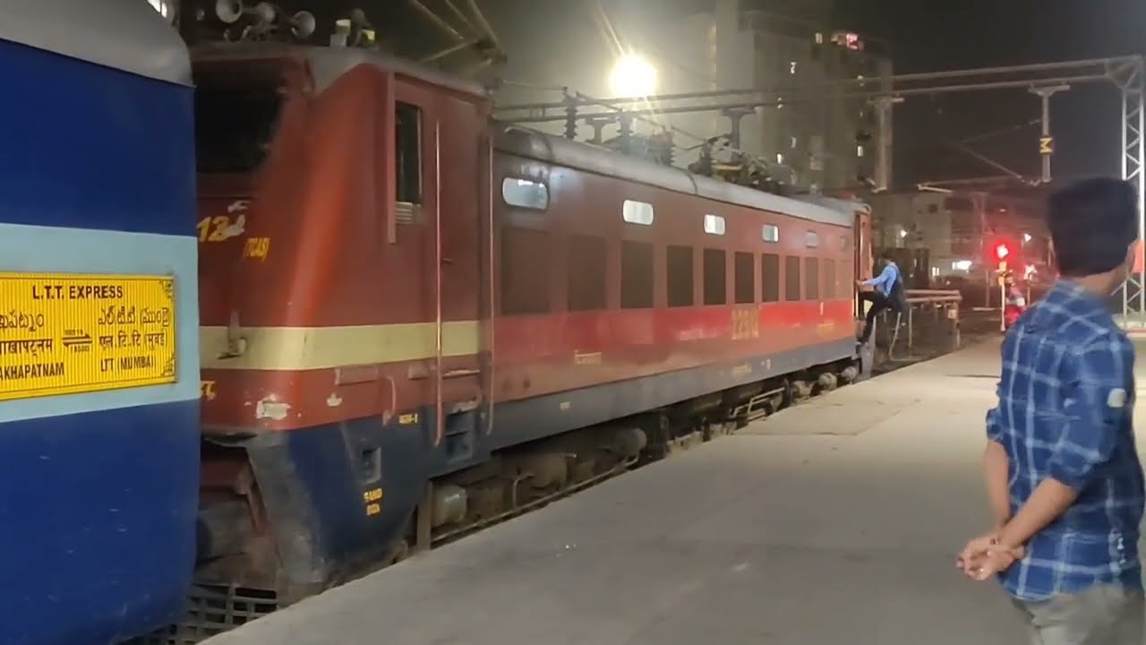 Loco Change of 18519 Vishakhapatnam LTT Exp at Solapur| Traction Change:Electric To Diesel
