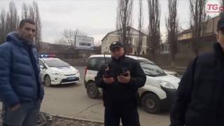Інспектори поліції зупинили водія. Причина - він не увімкнув поворот. Що було далі ...