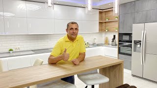Масштабный проект кухни, совмещенной с гостиной