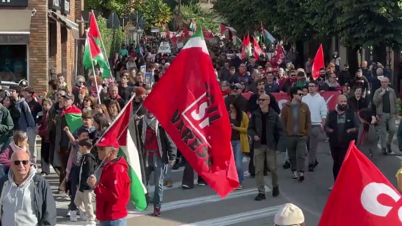 Corteo a Varese Pro Palestina: Una fiumana di gente scende da via XXV aprile 