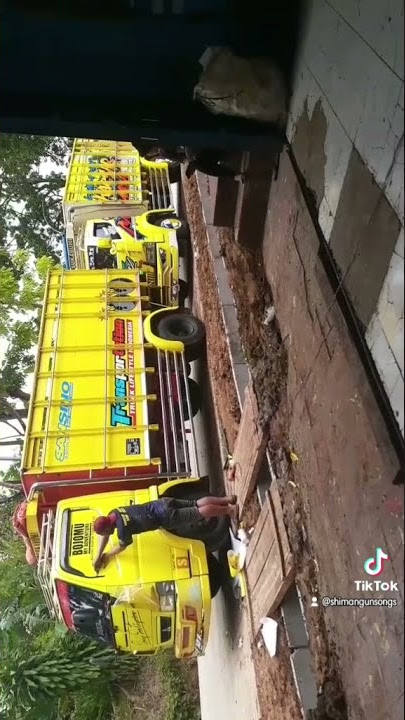mengejar mu....maaf sandalku SWALLOW jadi gampang putus