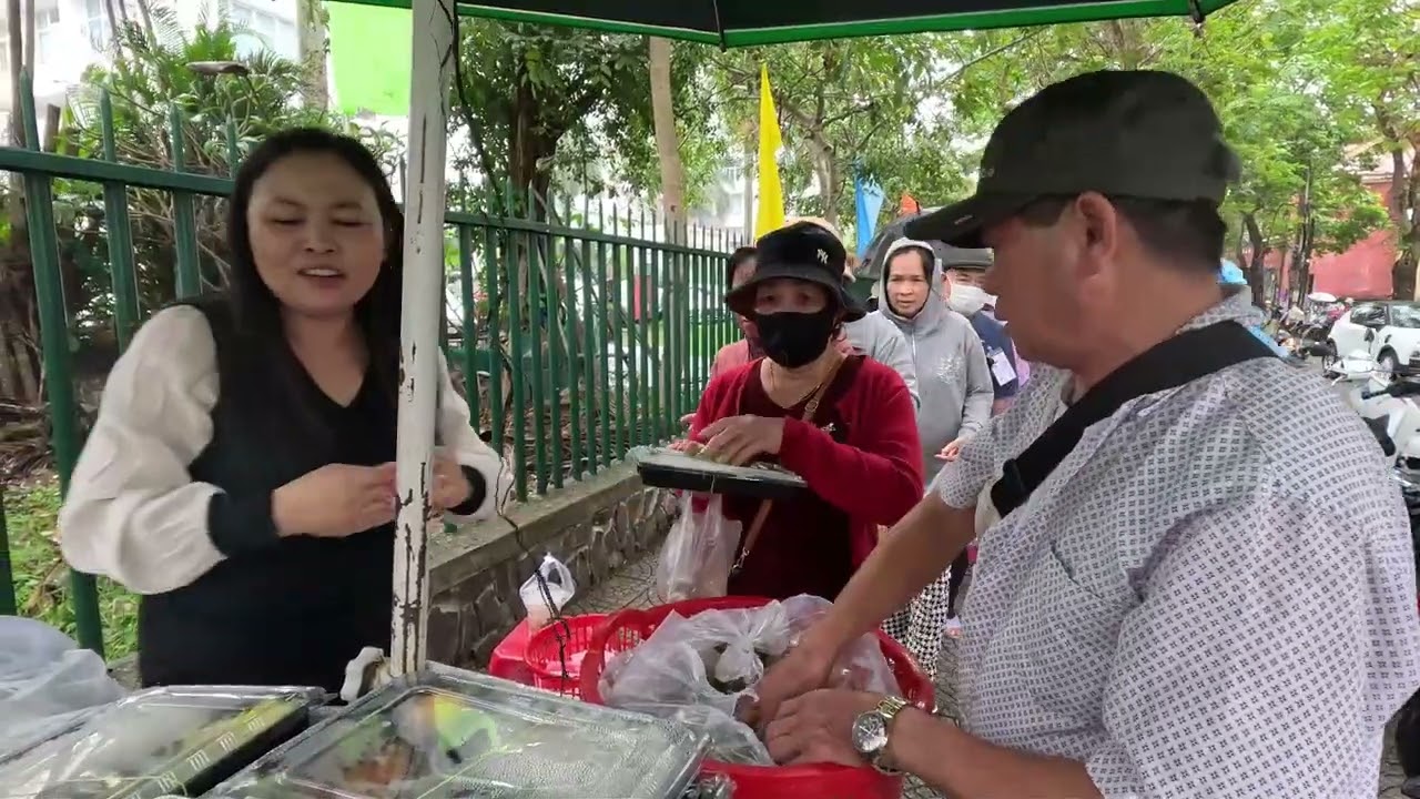 2 Chú Hồ Thảo -Thịnh ở Hoa Kỳ mời BN BV TW Huế 300 phần ăn ngon ngày mưa gió  | Trân Trân Huế thương