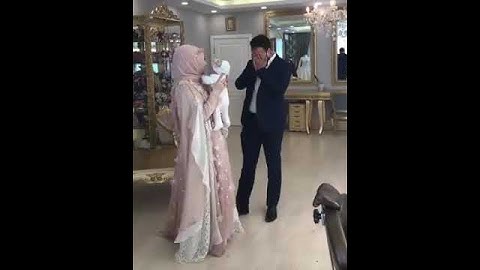 عاد من السفر انظر الى استقبال زوجته له😙😍❤