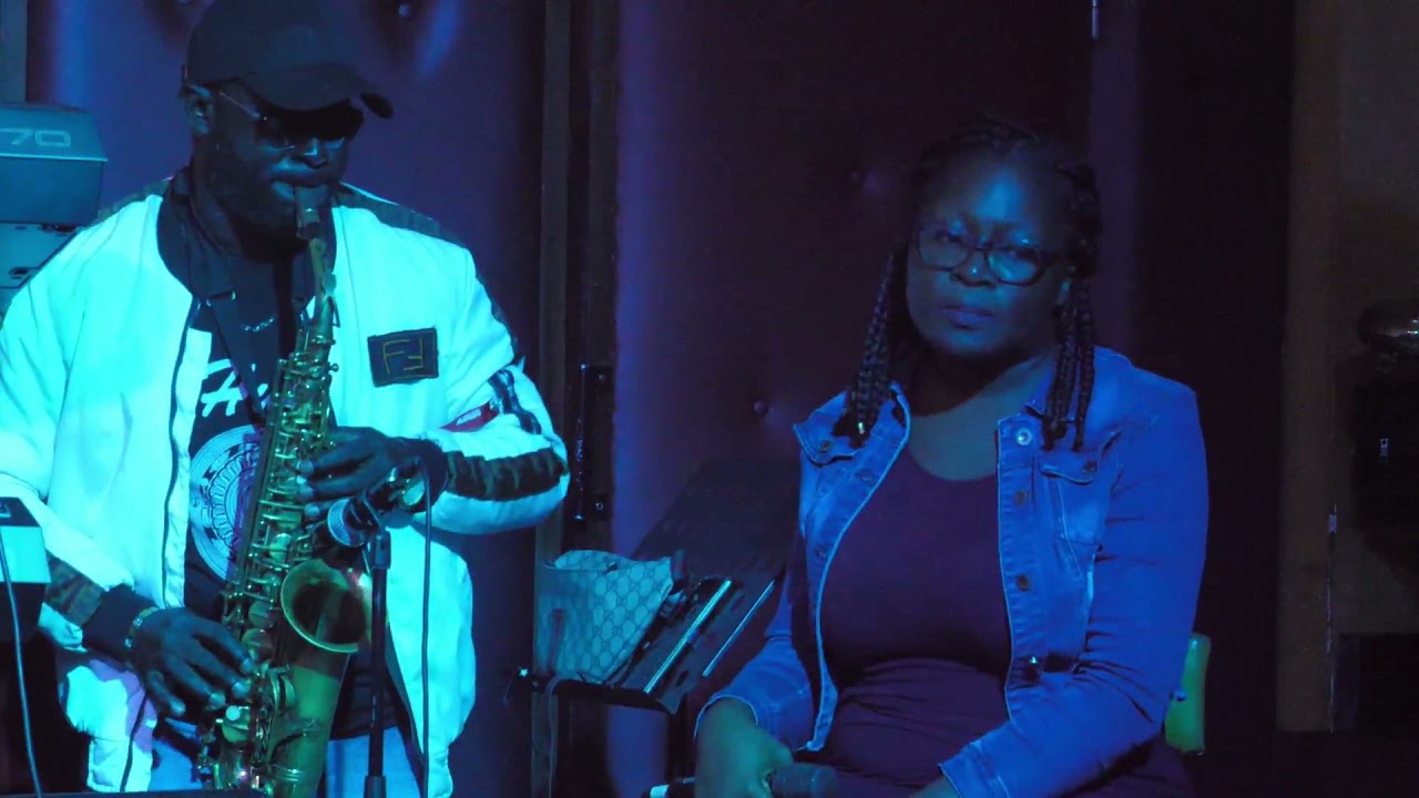 Roland Djikeussi live show case avec Gaëlle Wondje