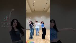 kpop idols dancing to LE SSERAFIM