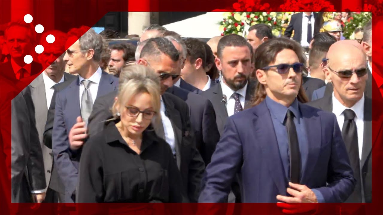 I familiari di Silvio Berlusconi escono dal Duomo, salutano la folla