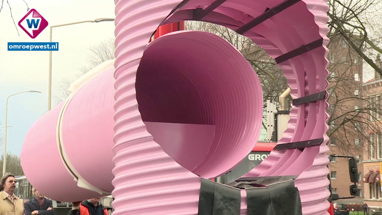 Roze bubblegum-buizen in vijver voor Gemeentemuseum Den Haag